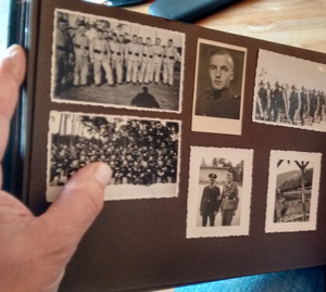 Bild: Blick in ein Familienalbum mit Bildern aus der Kriegszeit, Bildrechte beim Autor selbst