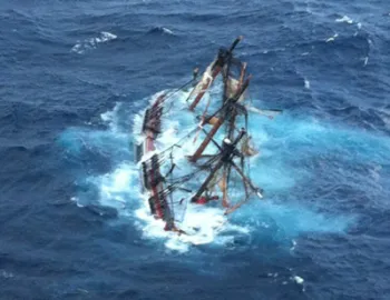 Bild: ein sinkendes Schiff auf hoher See